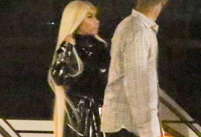 Niki Minaj topuğuna qədər uzun sarı saçları ilə diqqət çəkdi - foto&nbsp;