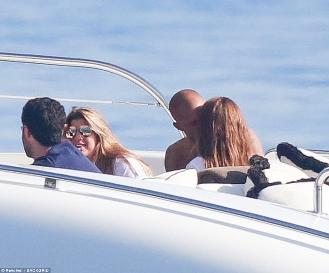 “Ən yaraşıqlı məhbus” milyarderin qızı ilə adada öpüşdü - foto