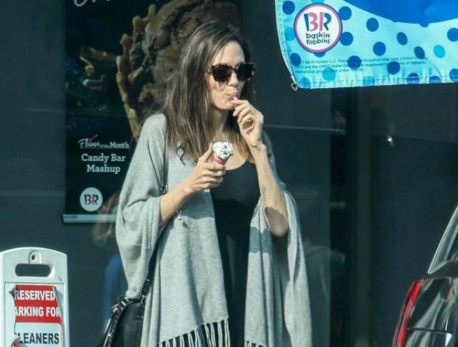 Ancelinanın dondurma keyfi - foto&nbsp;