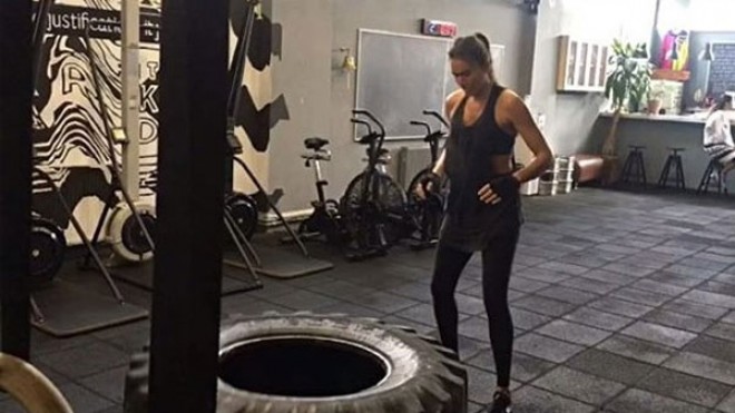 Türk modeldən heyrətləndirici idman hərəkətləri- foto