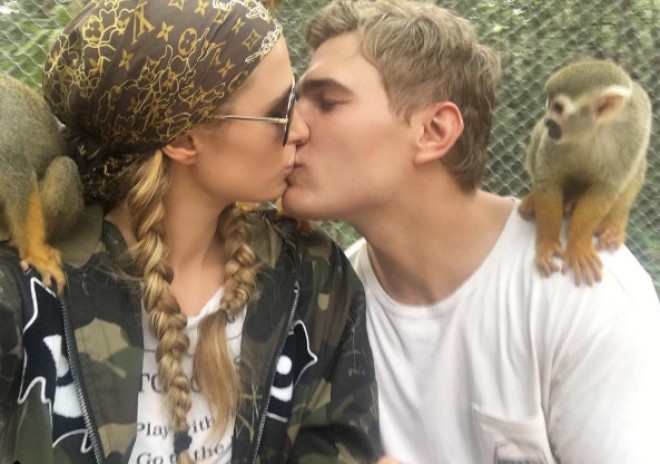 Paris Hiltonun ağ pələnglə fotoları