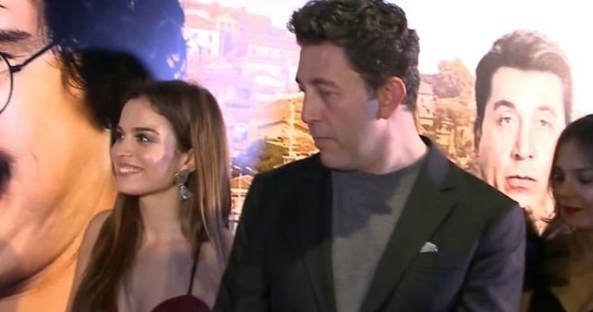 Emre Kınay tərəf müqabilinin sinəsinə böyük həvəslə baxıb - foto