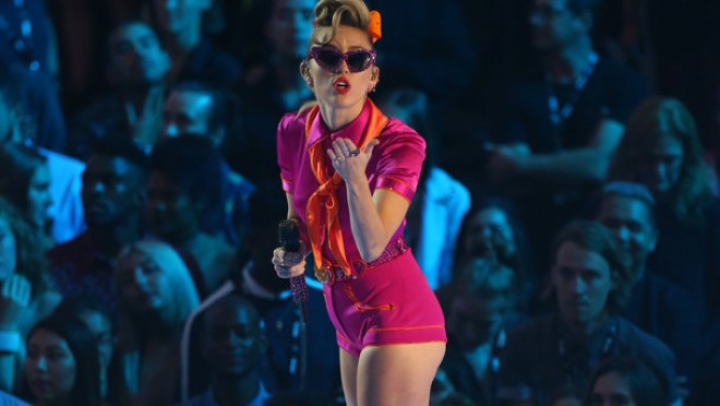 Mayli Sayrus sevgilisi ilə film təqdimatına qatıldı - foto