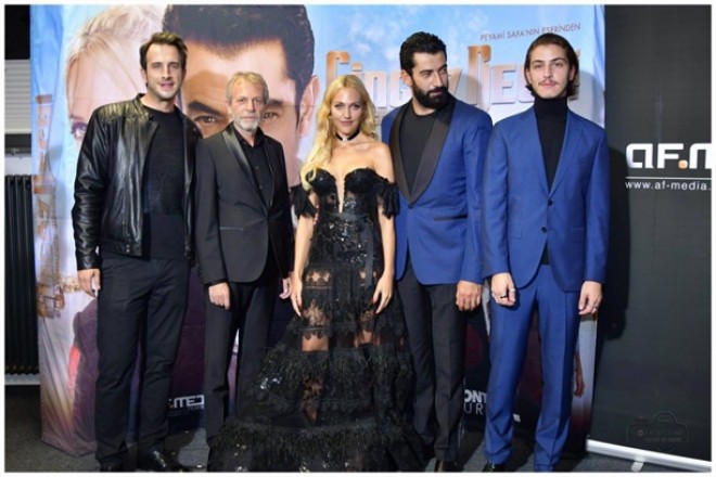 Məryəmin dekolteli libası - fotolar