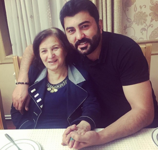 Vüqar anası ilə - foto