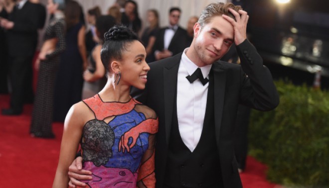 Robert Pattinson müğənni nişanlısından ayrıldı