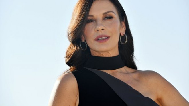 Ketrin Zeta Cons geyimi ilə göz oxşadı - foto