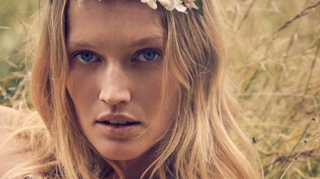 Model Toni Qarn diqqət çəkən geyimlərdə - fotosessiya