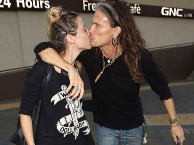 69 yaşlı müğənni gənc sevgilisi ilə dodaq-dodağa - fotolar