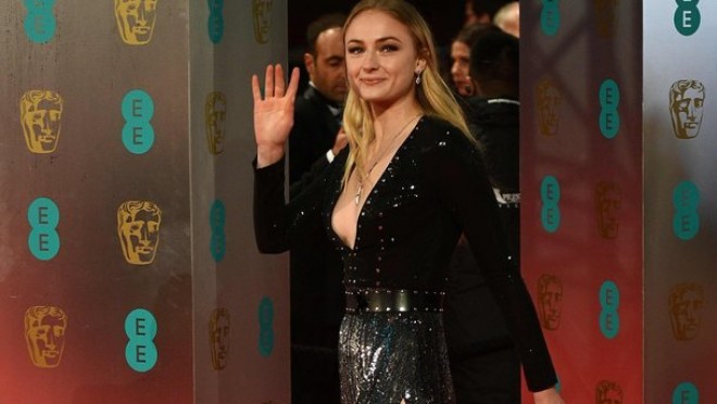 "Taxt oyunları"nın aktrisası Sofi Törner nişanlandı - foto