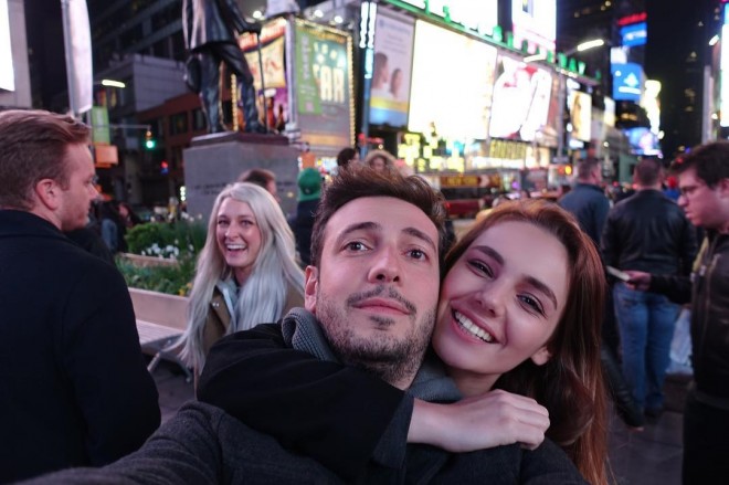 Evliliklə bağlı suallardan utandı