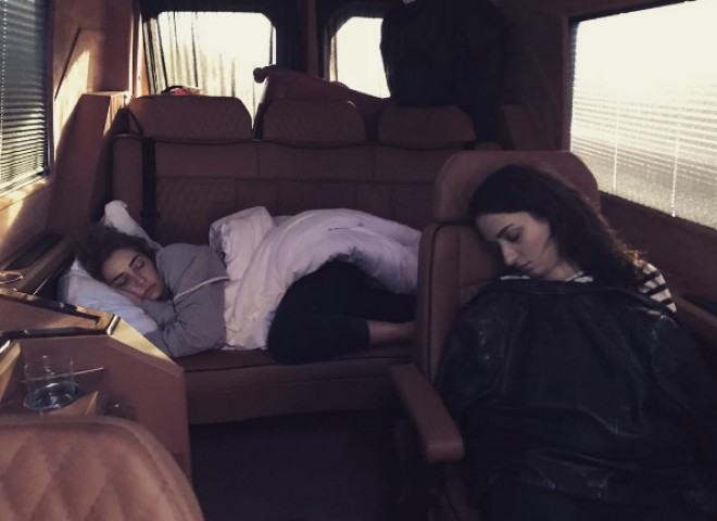 Müğənni onu yatan zaman fotosunu çəkəni kobud söyüb