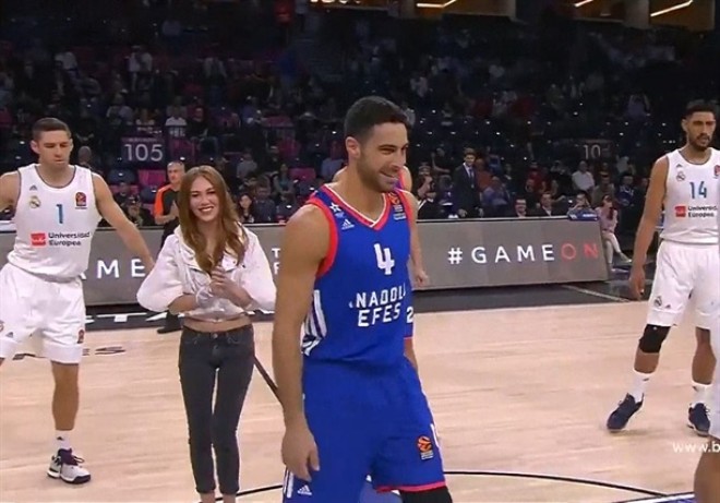 Elçin Sanqu “Çəhrayı top”u ilə meydançada