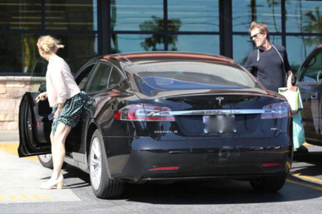 52 yaşlı aktrisanın ətəyi havaya qalxdı - fotolar