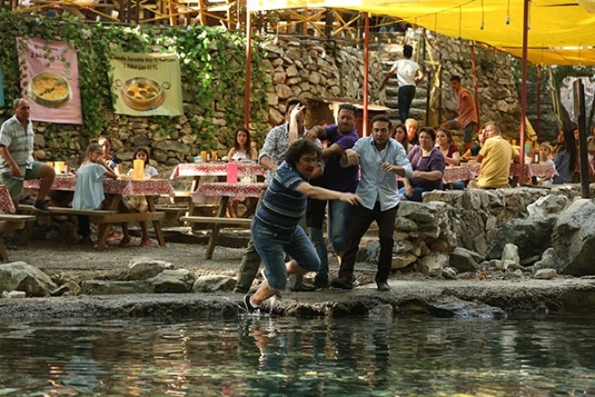 Aktyor çaya yıxıldı