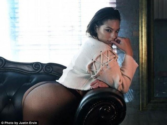 Eşli Qrehemin əri modelin yarıçılpaq fotolarını çəkdi&nbsp;