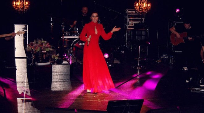 Burcu Güneş sevənləri üçün oxudu