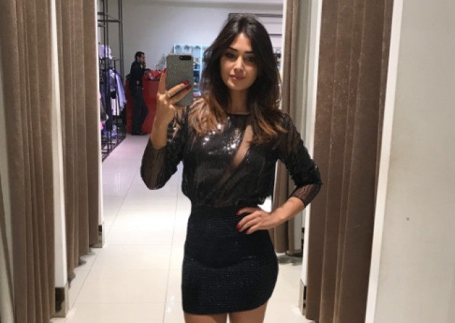 Pərvinin sinə dekolteli qısa paltarı - foto