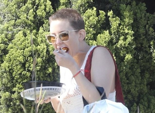 Hollivud ulduzu küçədə nahar etdi - foto