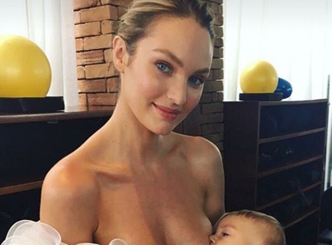 Məşhur model uşaq əmizdirən zaman - foto
