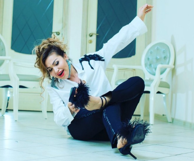 Rəqsanənin yarıçılpaq şəkli səs-küy yaratdı - foto