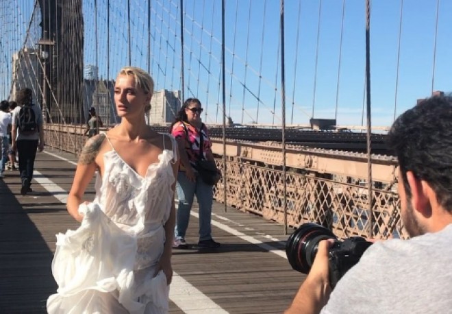 Didemin dekolteli libası - video