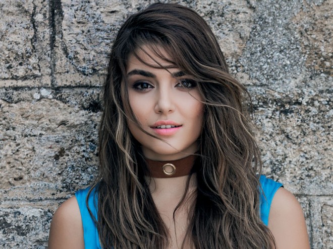 Hande Erçel makiyajsız halı ilə də bəyənildi - foto