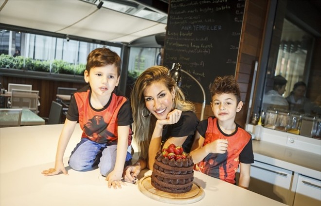 Çağla Şikel oğlunun doğum gününü qeyd edib - foto&nbsp;