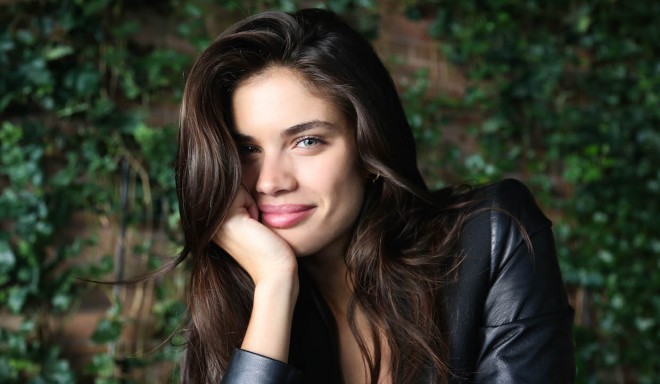 Sara Sampaio dəfilədə - fotolar