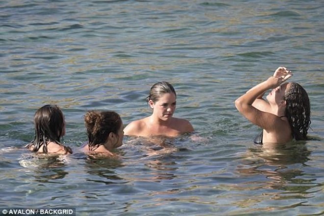 Aktrisa Olimpiya Uolans büstqalterini çıxarıb&nbsp; suya girdi - fotolar