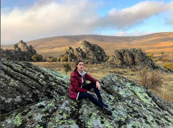 Fahriye Evcen qayalıqda poz verdi - foto