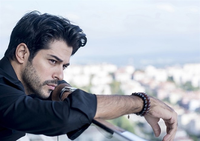 Topuğu sınan Burak Özçivit 1 ay yeriyə bilməyəcək - foto