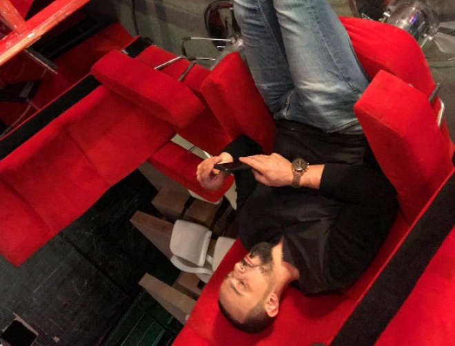 ABD Malik ayaqları göydə şəkil çəkdirib - foto