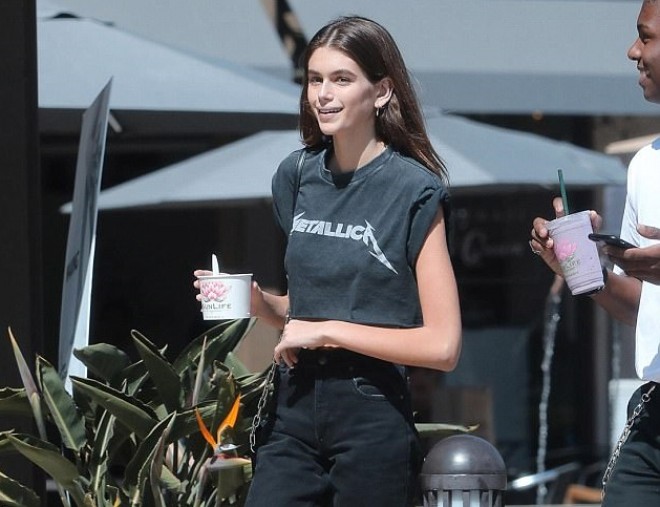 51 yaşlı modelin 16 yaşlı qızı Malibuda - foto&nbsp;