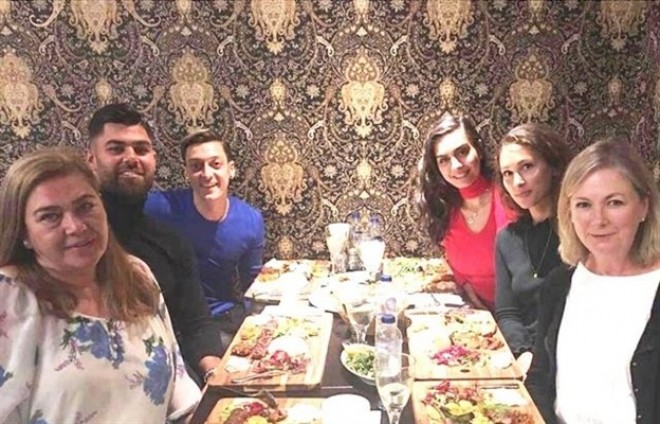 Amine ailəsi ilə yeməkdə