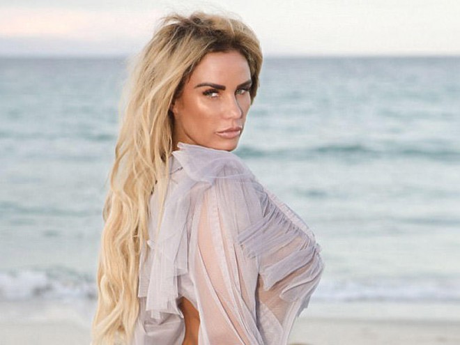 Keti Prays erotik təqvim üçün kamera qarşısına keçdi - fotolar