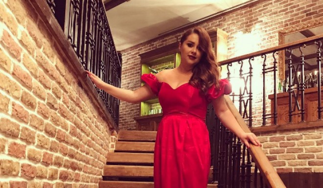 Xatirənin dekolteli libası - foto