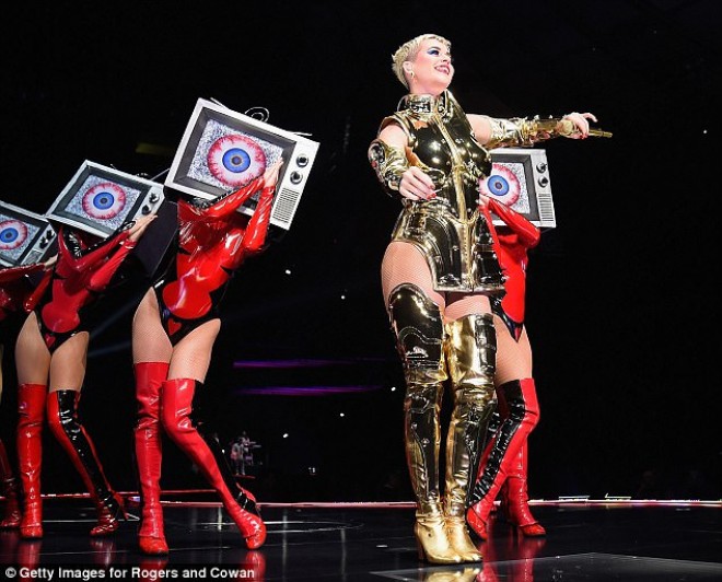 Keti Perri dəmirdən hazırlanan qızılı libasda konsert verdi- foto&nbsp;