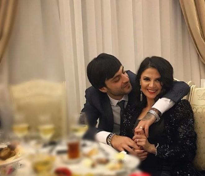 Natavan marketdə oxudu, əri isə oynadı - video