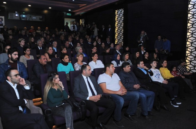 "Yol ayrıcında qalmış taksi" - təqdimat - foto