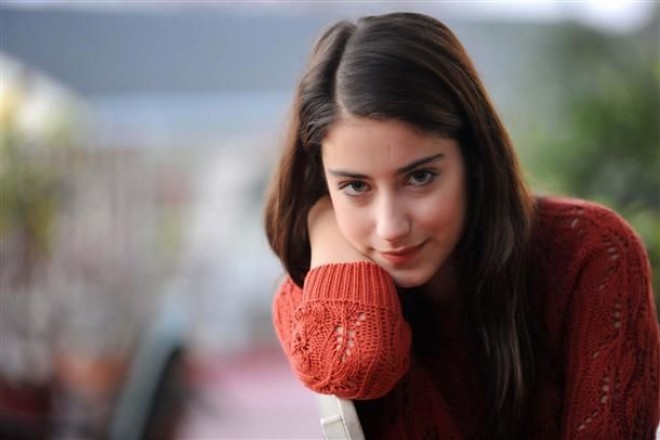 Hazal Kaya anasının saçını qırxdı