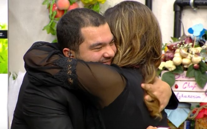 Aparıcı xanım həmkarına canlı yayımda evlilik təklifi edib&nbsp;