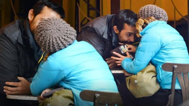 On yaş kiçik sevgilisi ilə görüntüləndi - foto