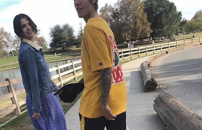 Selena Qomez kanadalı müğənni ilə gəzintidə - foto