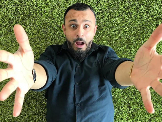 ABD Malik yemək bişirərkən - video