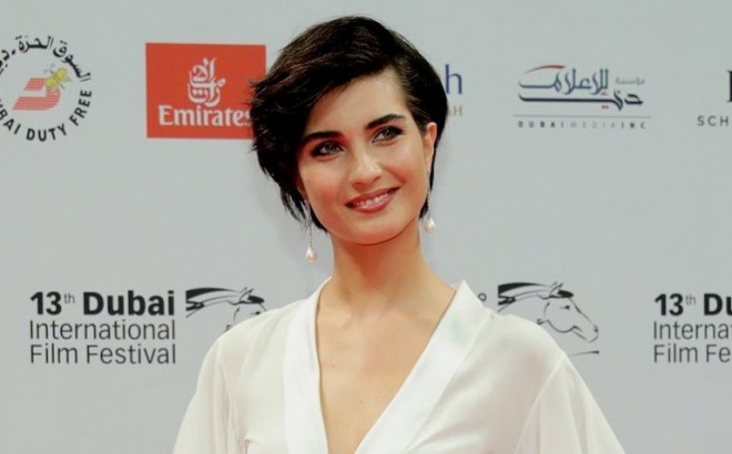 Tuba Büyüküstün fala baxdırıb