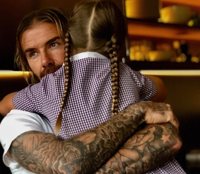 Devid Bekham bağçada iş görərkən- foto