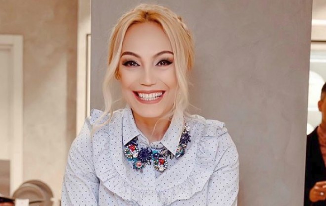 Nuranın qısa libasda fotosu