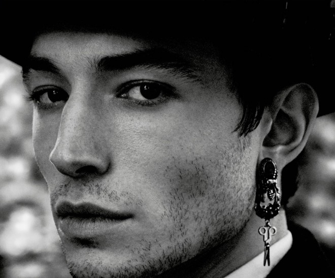 Ezra Miller jurnal üçün fotosessiyaya çəkilib