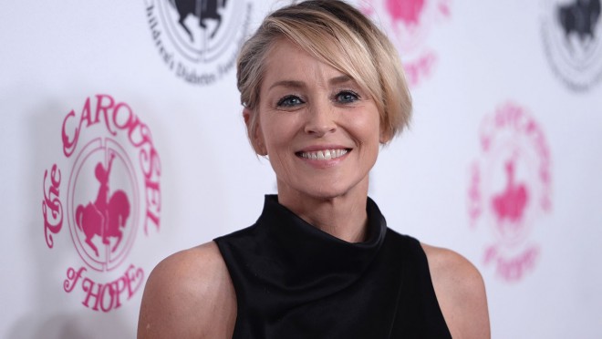 Şeron Stoun jurnal üçün fotosessiyaya çəkilib